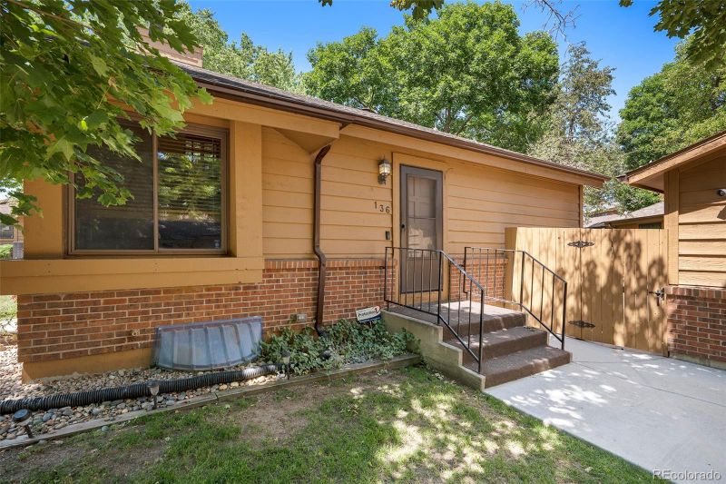 136 S Eagle Cir, Aurora, CO 80012