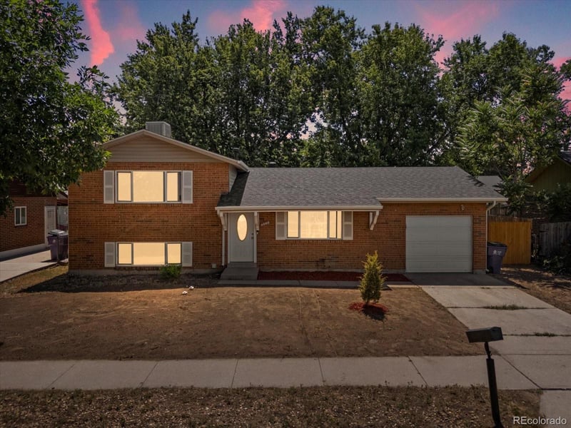 5542 Crown Blvd, Denver, CO 80239