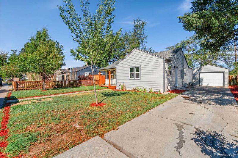 885 Kingston St, Aurora, CO 80010