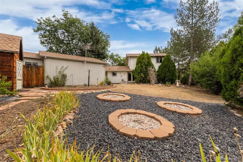 907 Yucca Ct, Longmont, CO 80504