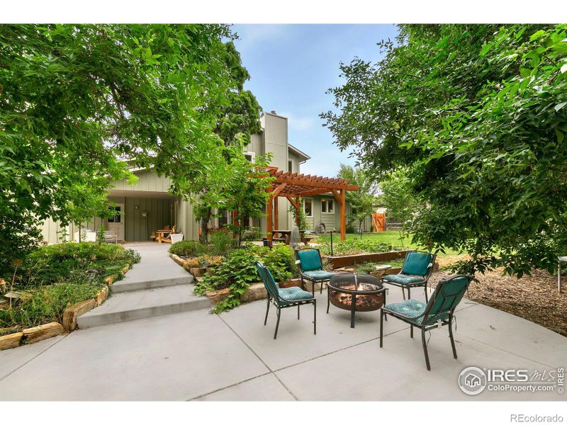 933 E Ridgecrest Rd, Fort Collins, CO 80524