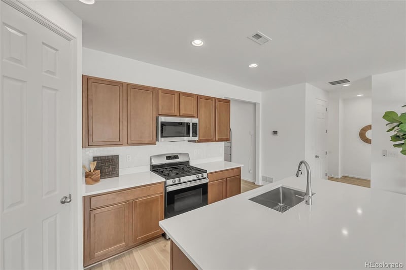 2216 Sunrise Ln, Pueblo, CO 81008