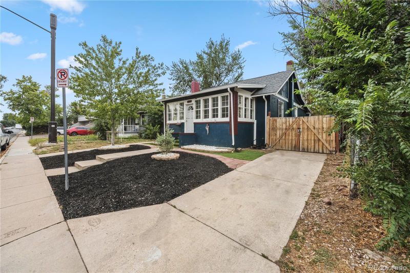 1561 Clinton St, Aurora, CO 80010