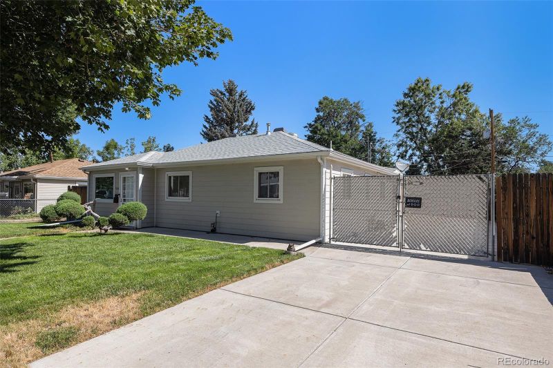 1066 Worchester St, Aurora, CO 80011