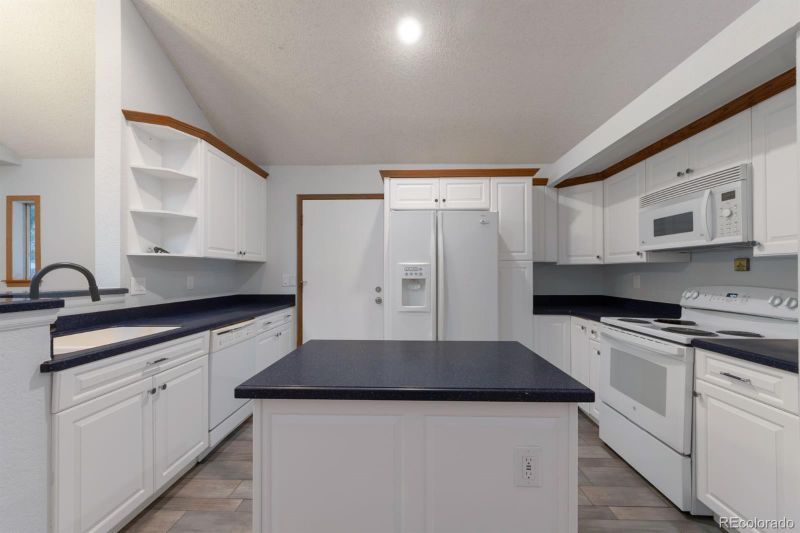 3674 S Flanders St, Aurora, CO 80013