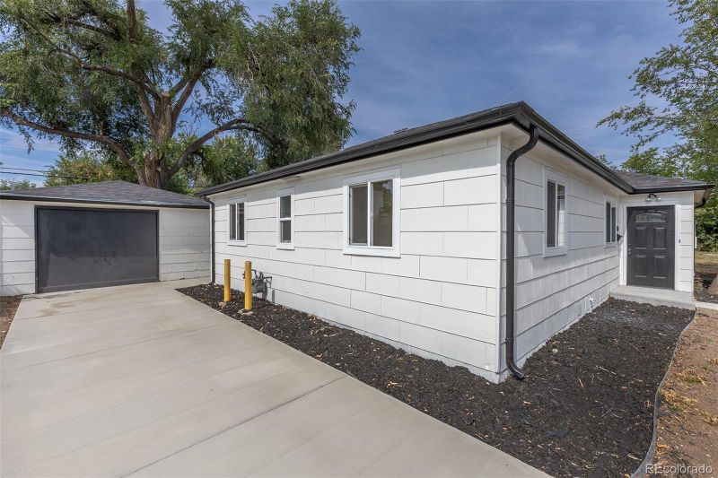 945 Uvalda St, Aurora, CO 80011