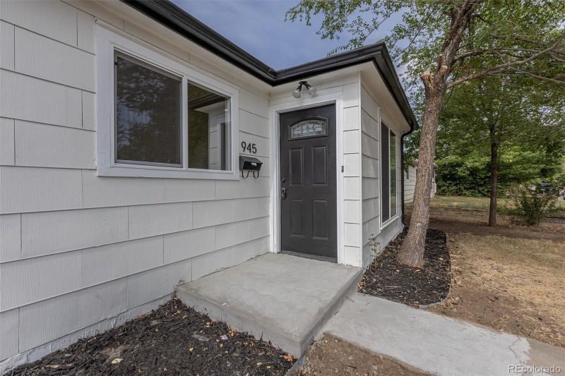 945 Uvalda St, Aurora, CO 80011