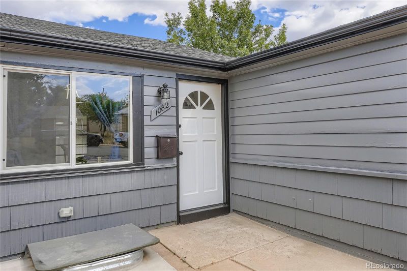 1082 Geneva St, Aurora, CO 80010