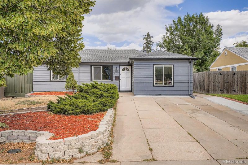 1082 Geneva St, Aurora, CO 80010