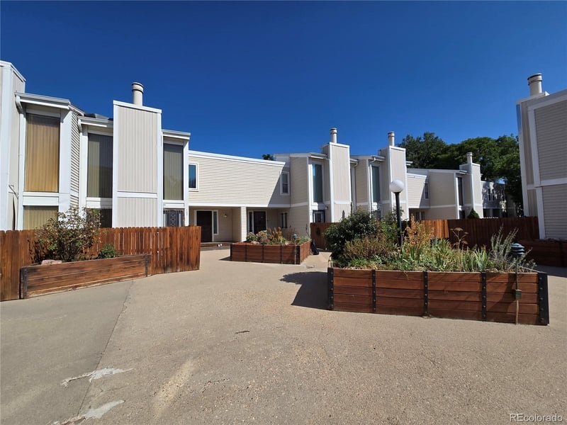 1050 S Monaco Pw #107, Denver, CO 80224