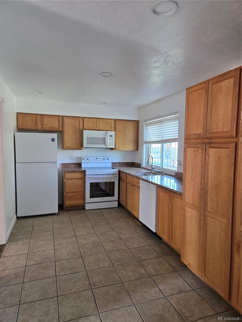 1050 S Monaco Pw #107, Denver, CO 80224