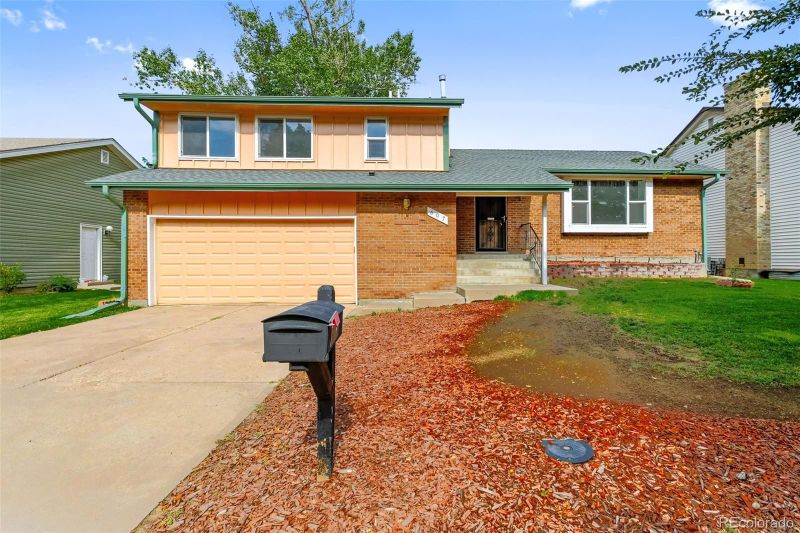 607 S Laredo Cir, Aurora, CO 80017