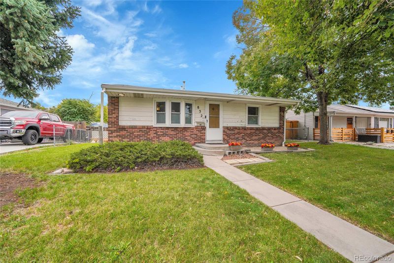 832 Geneva St, Aurora, CO 80010