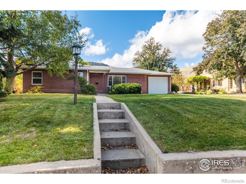 2208 Arapahoe St, Golden, CO 80401