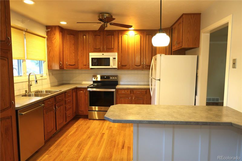 1037 S Owens Ct, Lakewood, CO 80226