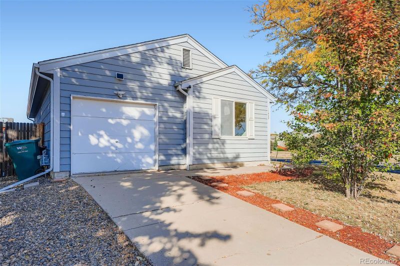 17999 E Cornell Dr, Aurora, CO 80013