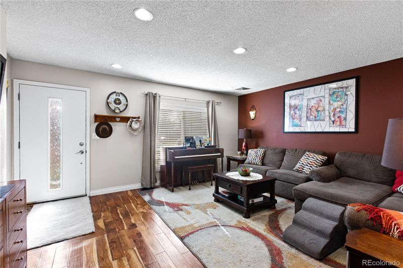 9151 W Temple Pl, Littleton, CO 80123