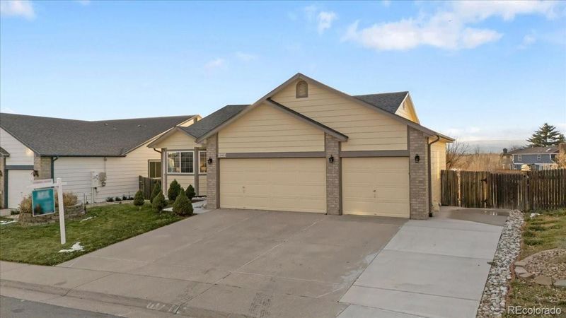 19423 E Tufts Cir, Centennial, CO 80015