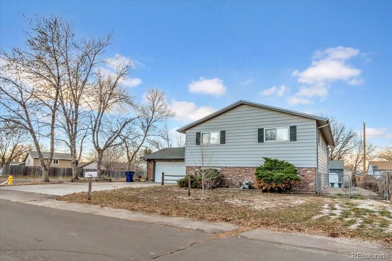 1701 Biscay St, Aurora, CO 80011