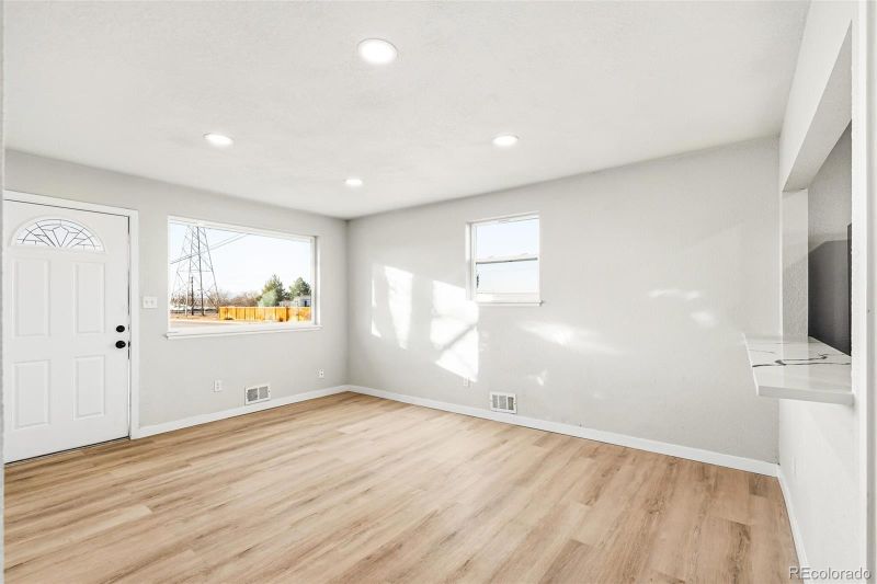 6890 Ivanhoe St, Commerce City, CO 80022