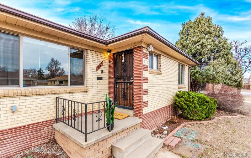 2391 Jamaica St, Aurora, CO 80010