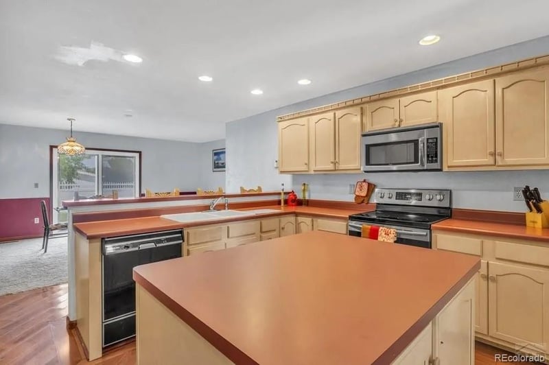 2 Meadow Ln, Swink, CO 81077