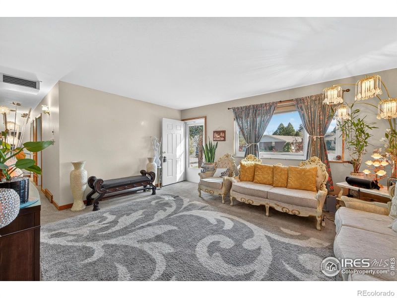 351 S Peoria Cir, Aurora, CO 80012