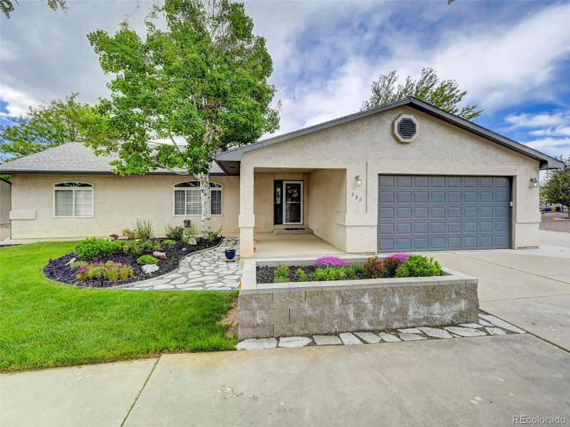 433 W Fairway Dr, Pueblo, CO 81007