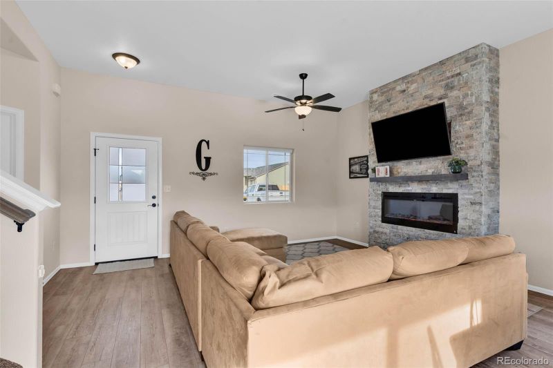 1712 Kingfisher Ln, Pueblo, CO 81008
