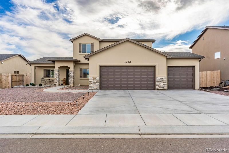 1712 Kingfisher Ln, Pueblo, CO 81008