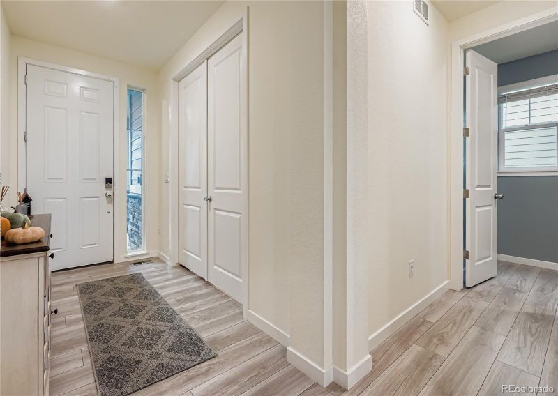 1060 S De Gaulle Ct, Aurora, CO 80018
