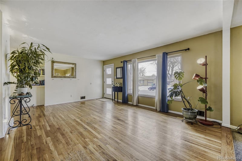 2924 S Zurich Ct, Denver, CO 80236