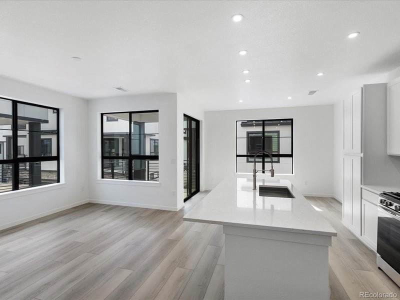 2060 S Holly St #3, Denver, CO 80222