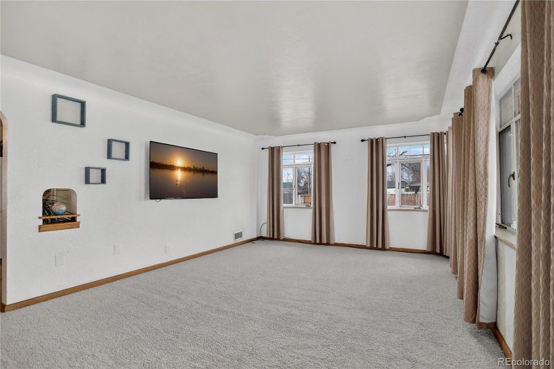 1095 Kramer Ct, Aurora, CO 80010