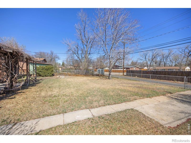 1542 Collyer St, Longmont, CO 80501