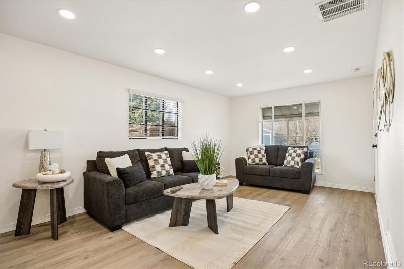 998 Toledo St, Aurora, CO 80011