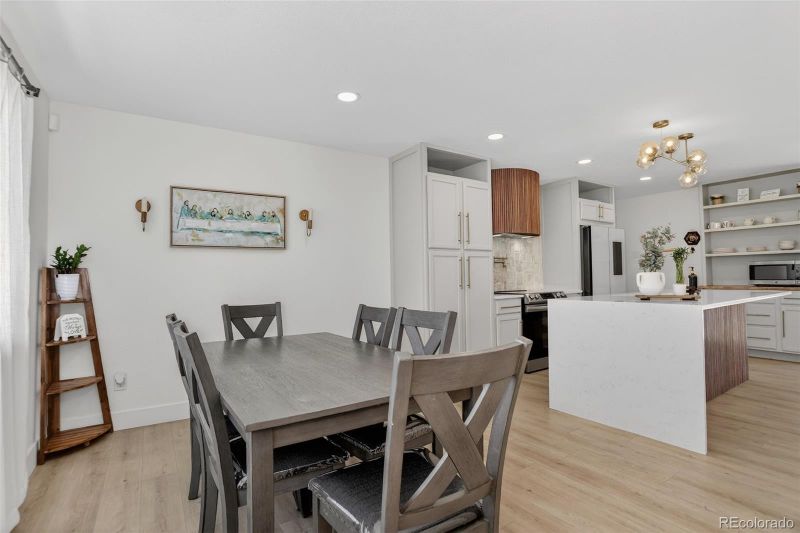 690 S Newark Ct, Aurora, CO 80012