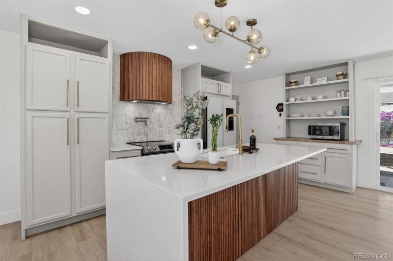 690 S Newark Ct, Aurora, CO 80012