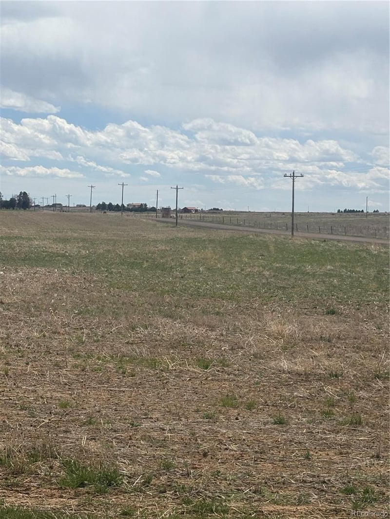 57075 E Maplewood Pl, Strasburg, CO 80136