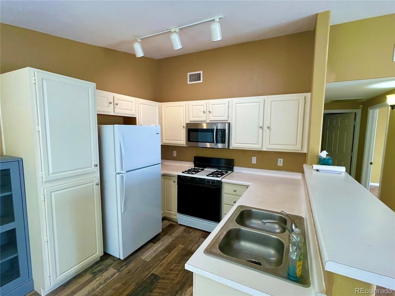 8304 Pebble Creek Way #203, Highlands Ranch, CO 80126
