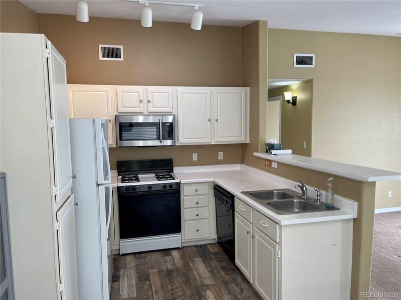 8304 Pebble Creek Way #203, Highlands Ranch, CO 80126