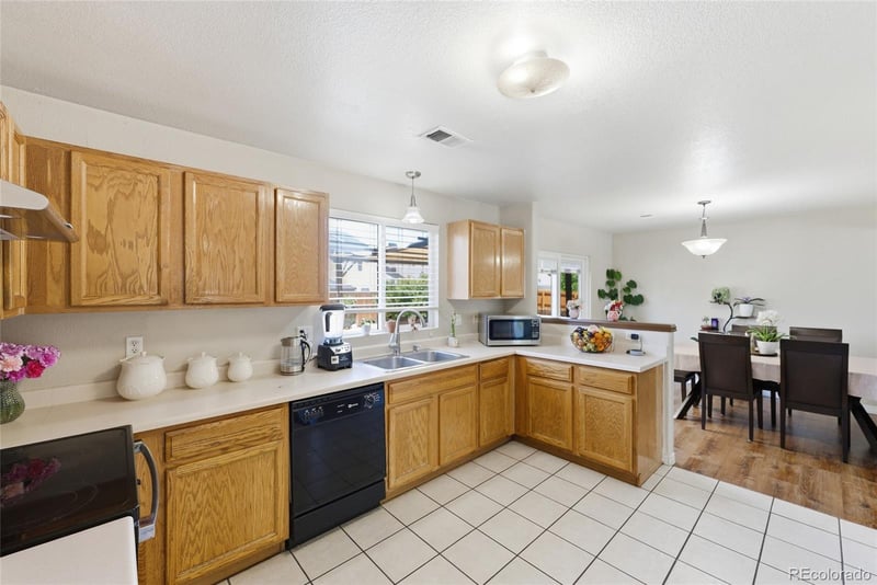 4993 Jasper Ct, Denver, CO 80239