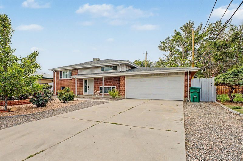 933 Newcombe St, Lakewood, CO 80215