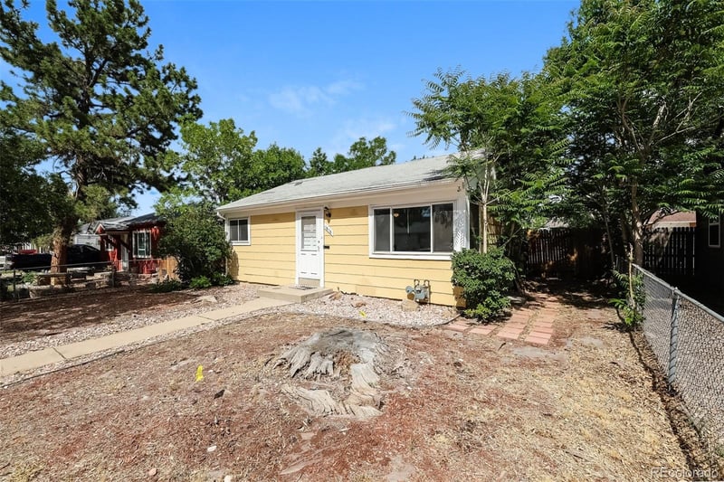 1616 Newark St, Aurora, CO 80010