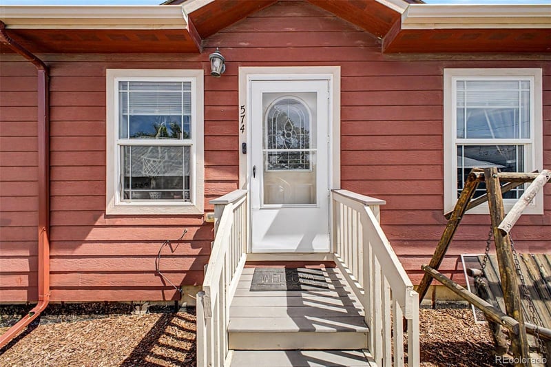 574 4th St, Bennett, CO 80102
