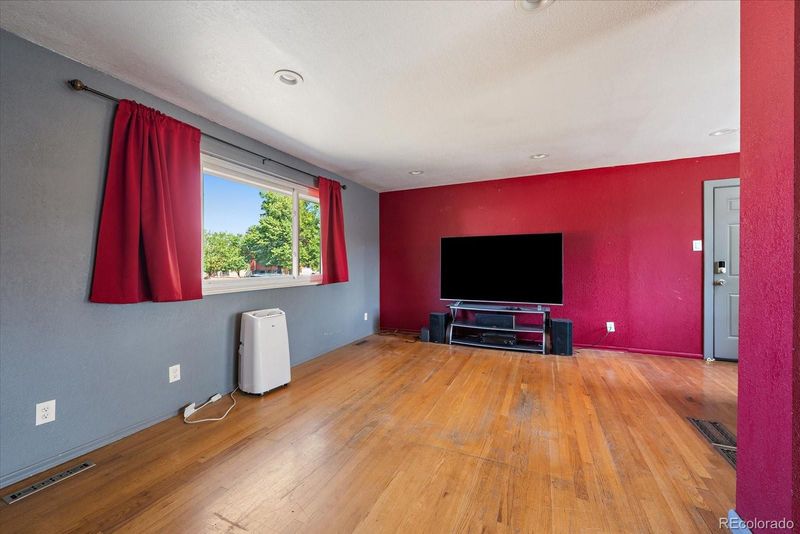 1048 Granby St, Aurora, CO 80011