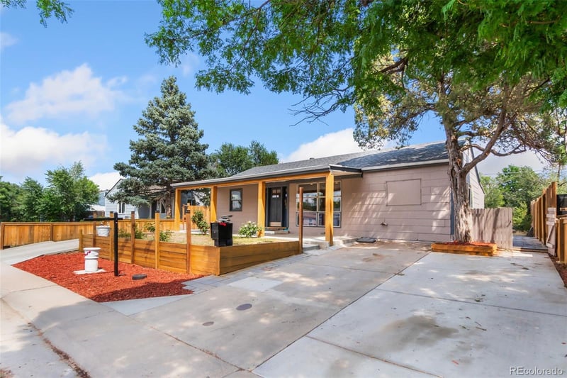 886 Kingston St, Aurora, CO 80010