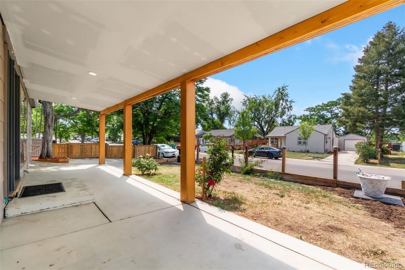 886 Kingston St, Aurora, CO 80010