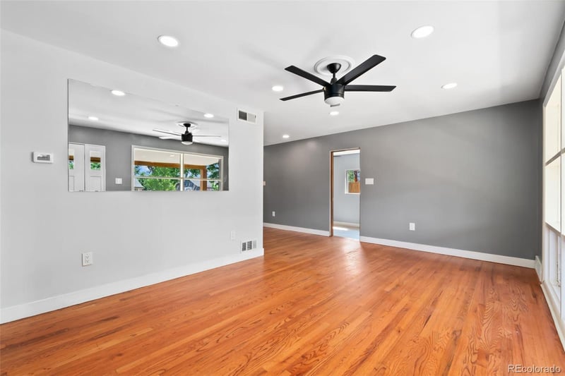 886 Kingston St, Aurora, CO 80010
