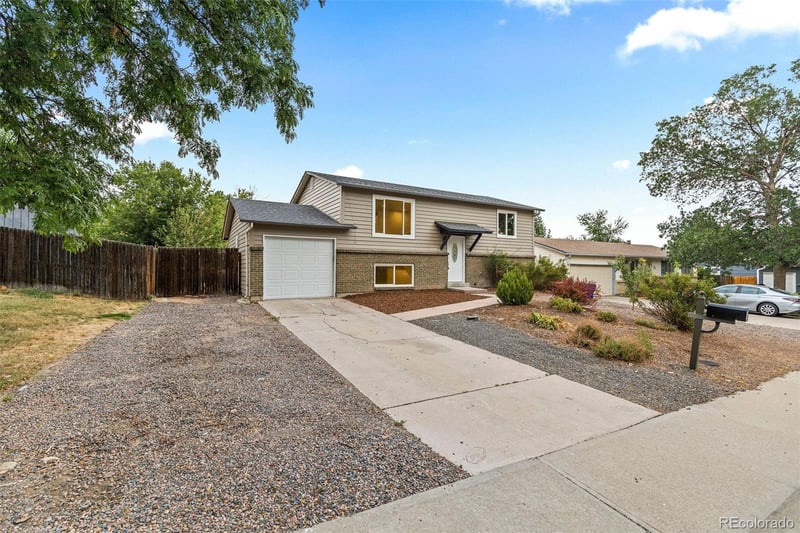 2882 S Mobile St, Aurora, CO 80013